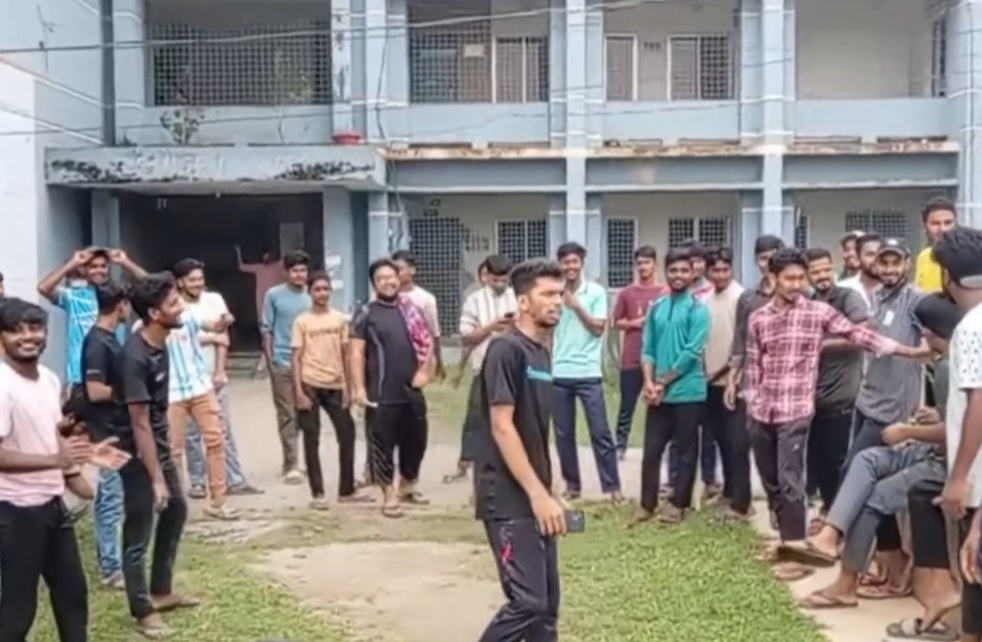 পীরগঞ্জ সরকারি কলেজের হোস্টেলে অনিয়মের অভিযোগ, শিক্ষার্থীদের বিক্ষোভ
